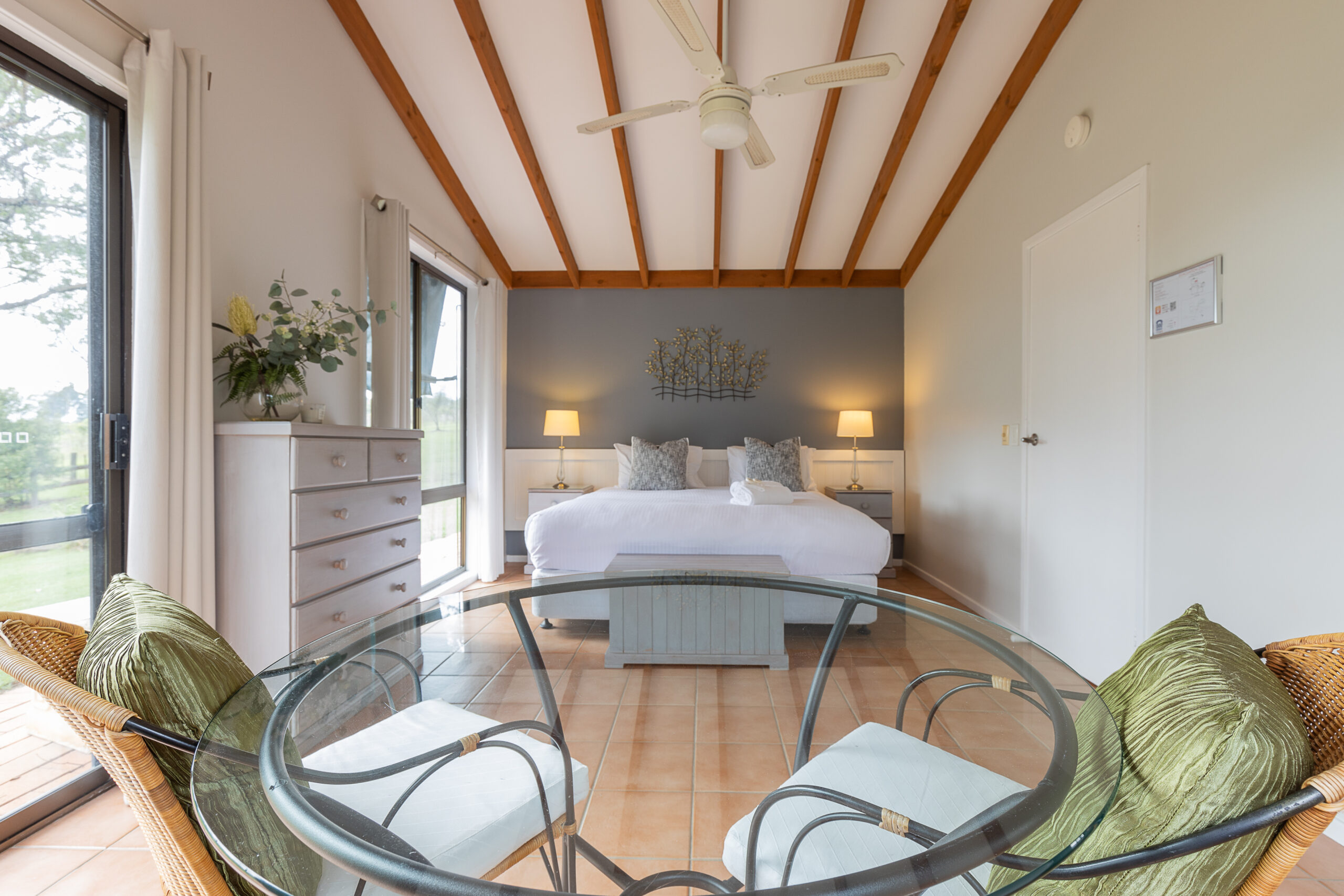 Hunter Gleann- Hunter Valley Accommodation- Cottage King Bedroom Sitting Space